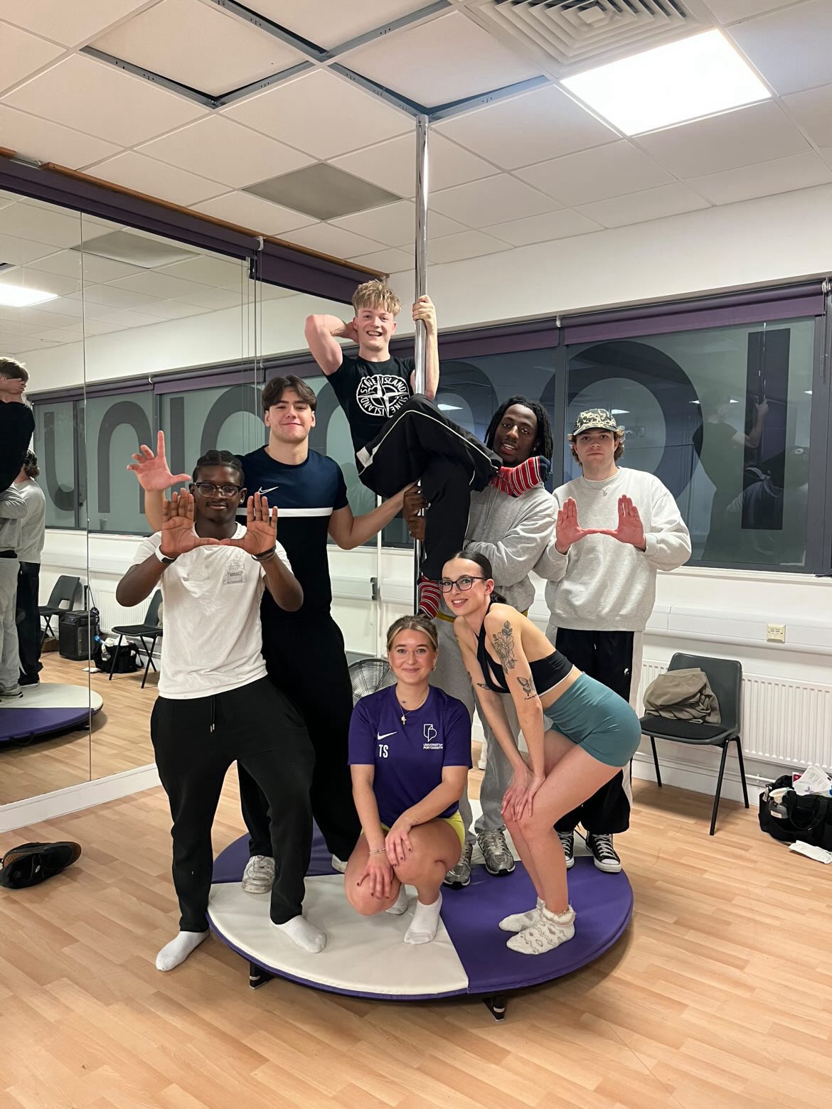 Movember poledancing